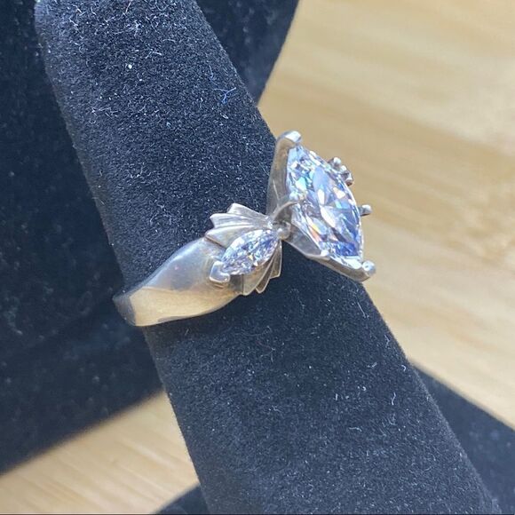 925 silver Marquise cut CZ approx 1 ct 10mm main stone w/2 marquise side stones - Picture 3 of 6